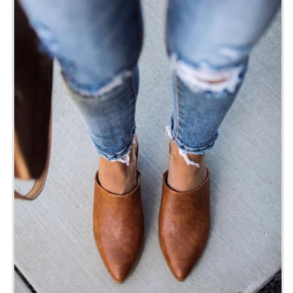 VICI—JESSI FAUX LEATHER POINTED MULE - CAMEL